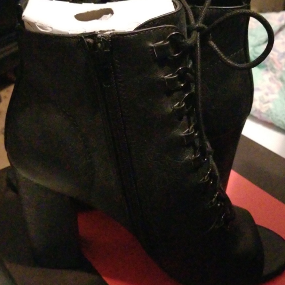 Shoes - Picture 3 of 4